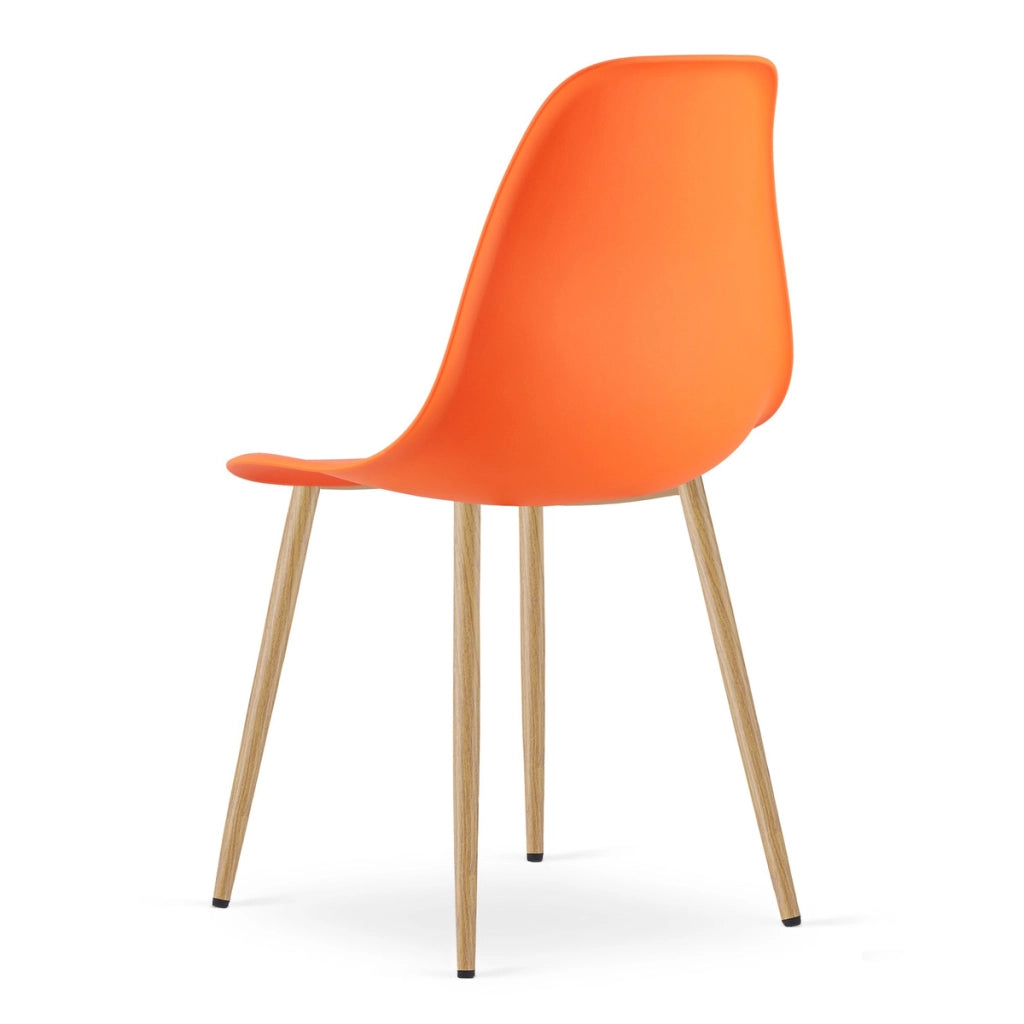 Sedia WAT arancione con gambe effetto legno naturale