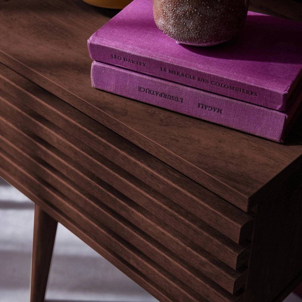 Comodino scandinavo con decori in legno scanalato, marrone