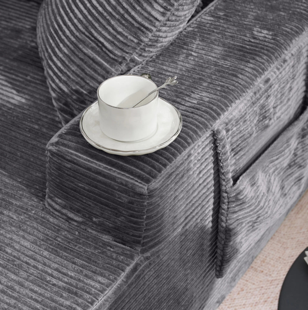 Divano compatto in corduroy con tasche laterali e cuscini; grigio scuro