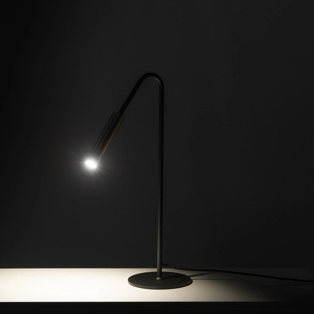 Vega Lampada da tavolo LED 4W in metallo colore nero opaco, paralume a tubo, luce calda 3000K, design elegante e moderno - Vega
