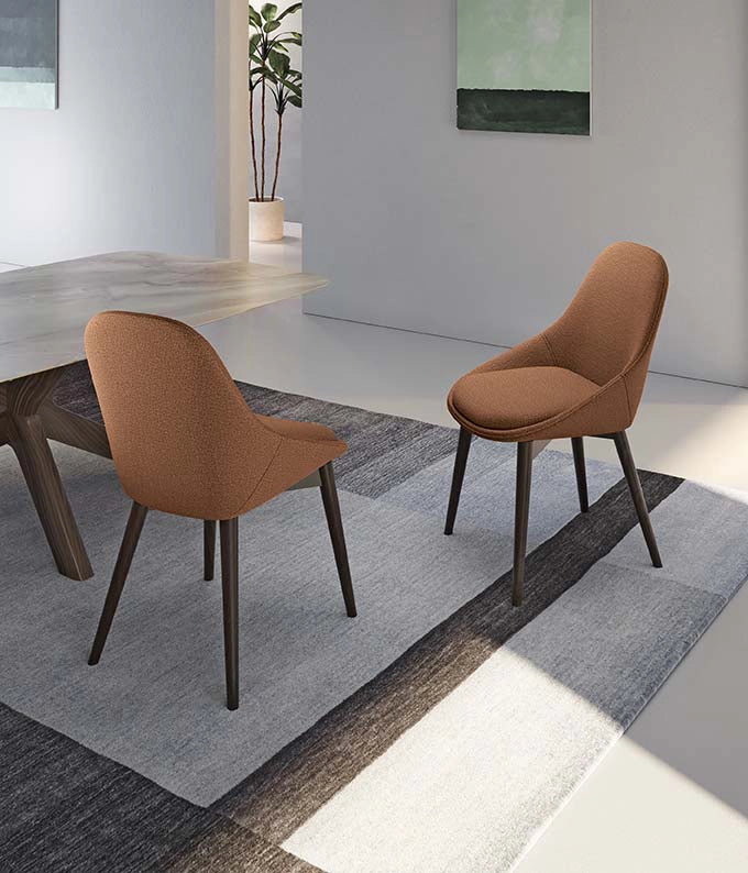 Sedia da pranzo Astrid con struttura in massello di noce e seduta imbottita in tessuto ruggine - Design contemporaneo ed elegante