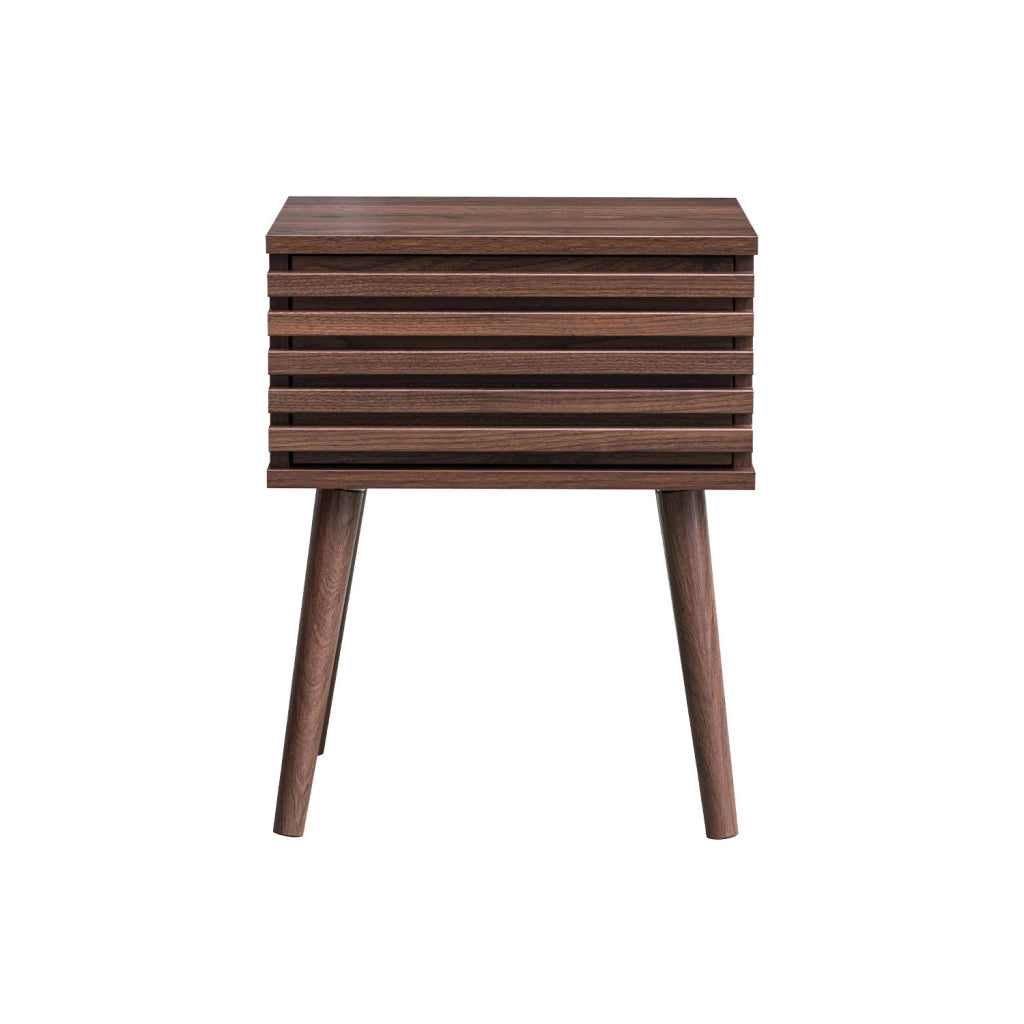 Comodino scandinavo con decori in legno scanalato, marrone