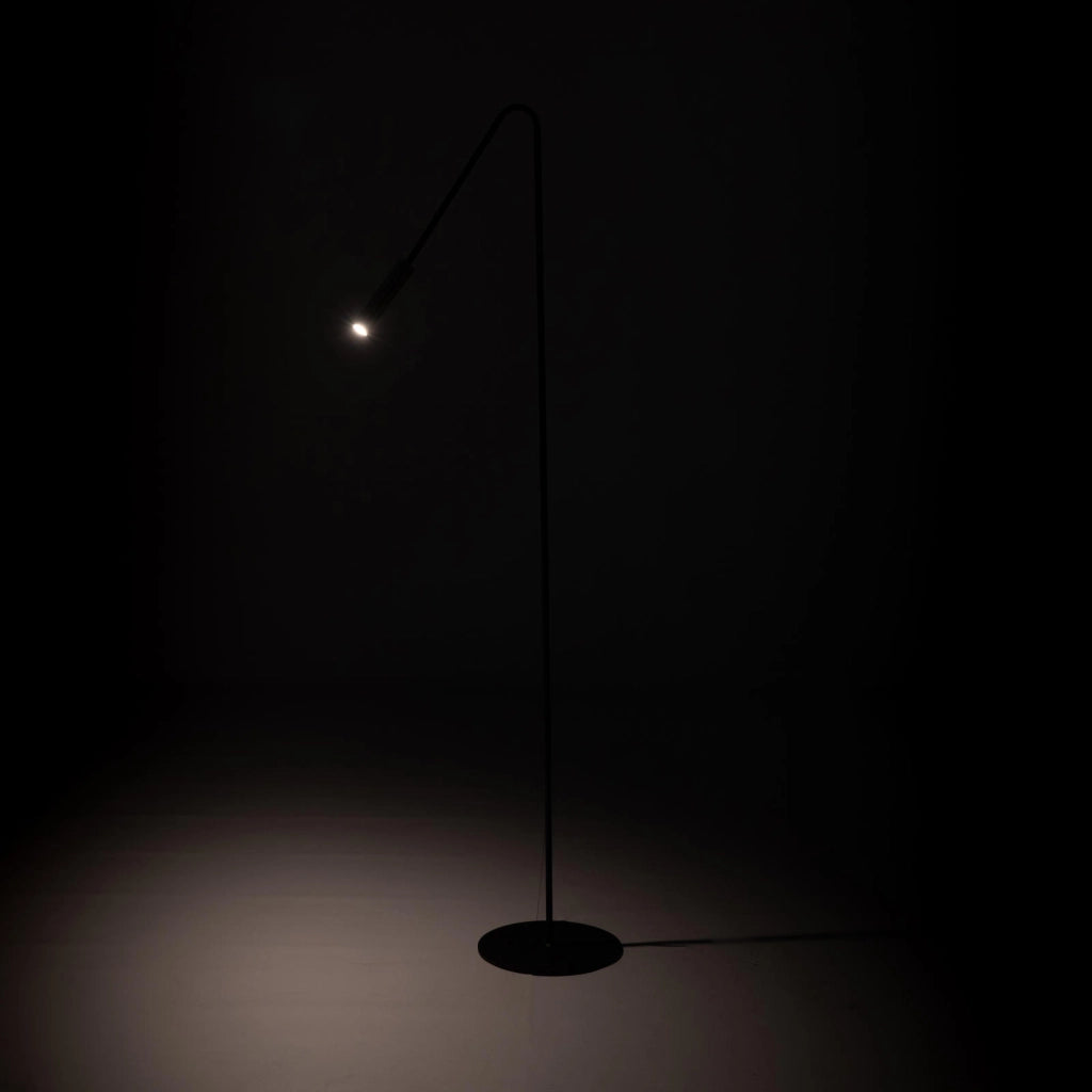 Vega Lampada da Terra LED a Tubo in Metallo Nero Opaco con Luce 3000K, Interruttore a Pedale e Struttura di Design per Interni - LA/144