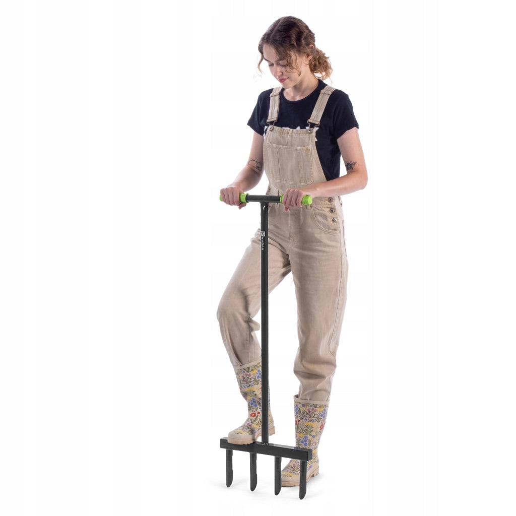 Aeratore tubolare manuale KADAX da 36 cm con forche e punte per aerazione del prato.