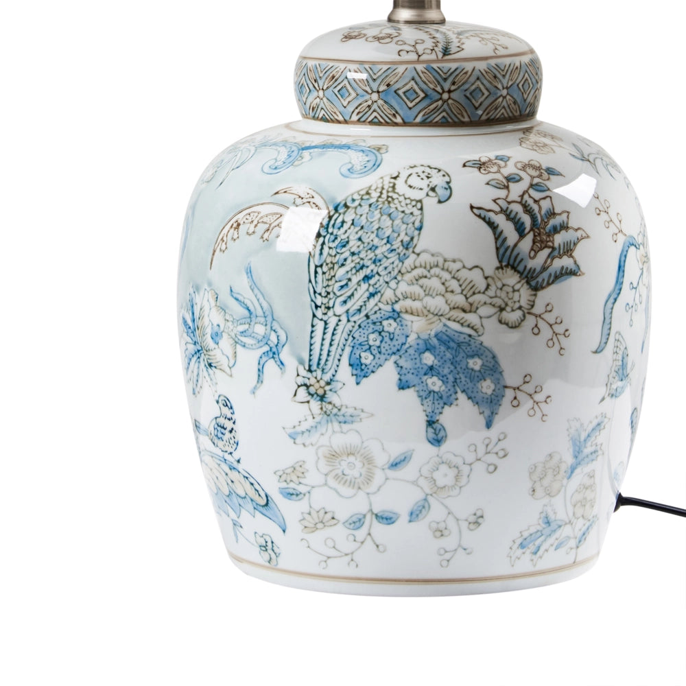 Lampada da tavolo con base in porcellana bianca e blu, paralume cilindrico in lino con un motivo