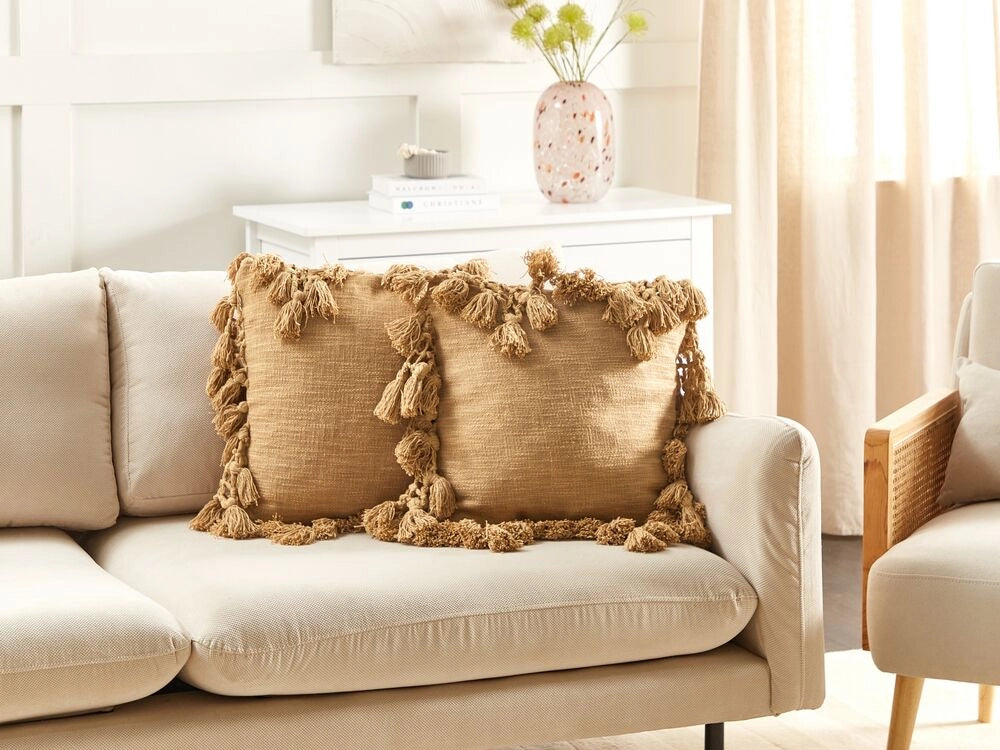 Set di 2 cuscini in cotone sabbia con nappe 45 x 45 cm morbida imbottitura