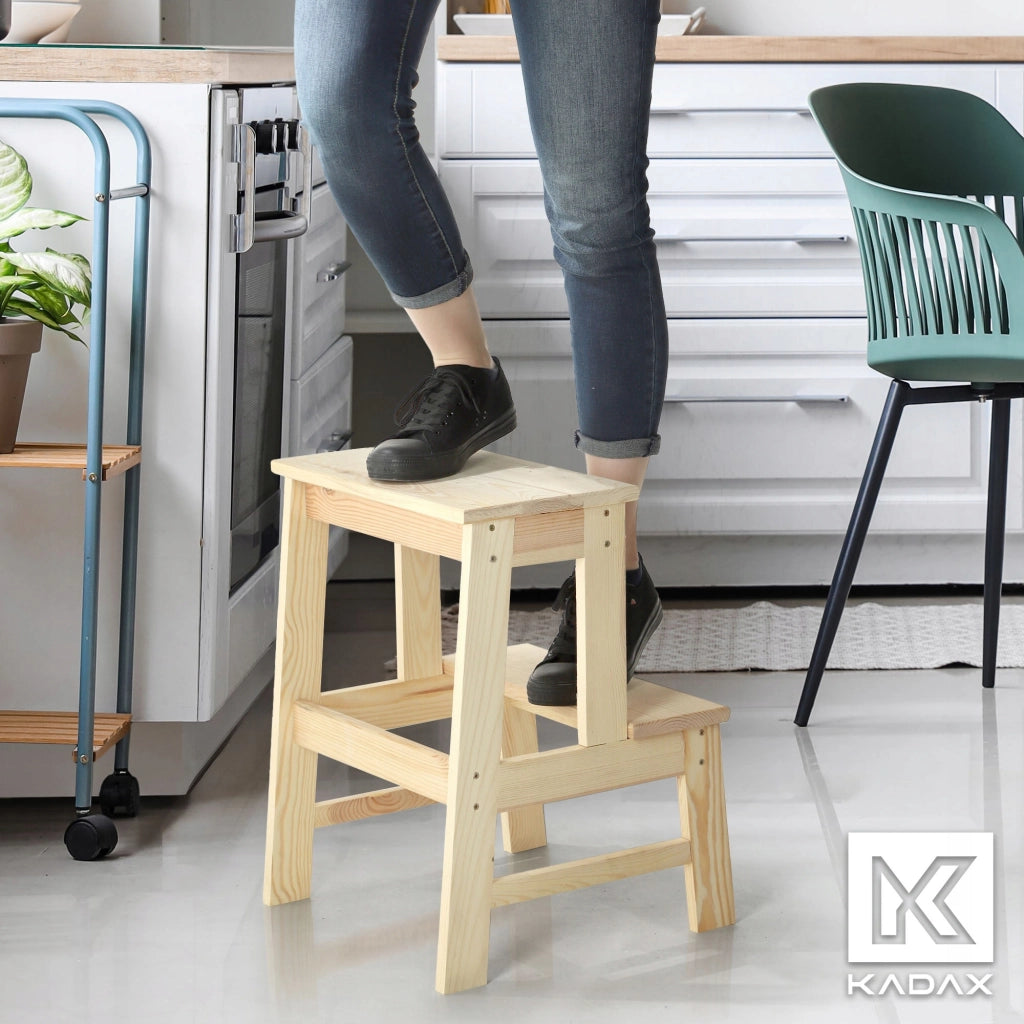 Sgabello da cucina in legno KADAX con piattaforma e gradini da 50 cm, solido.