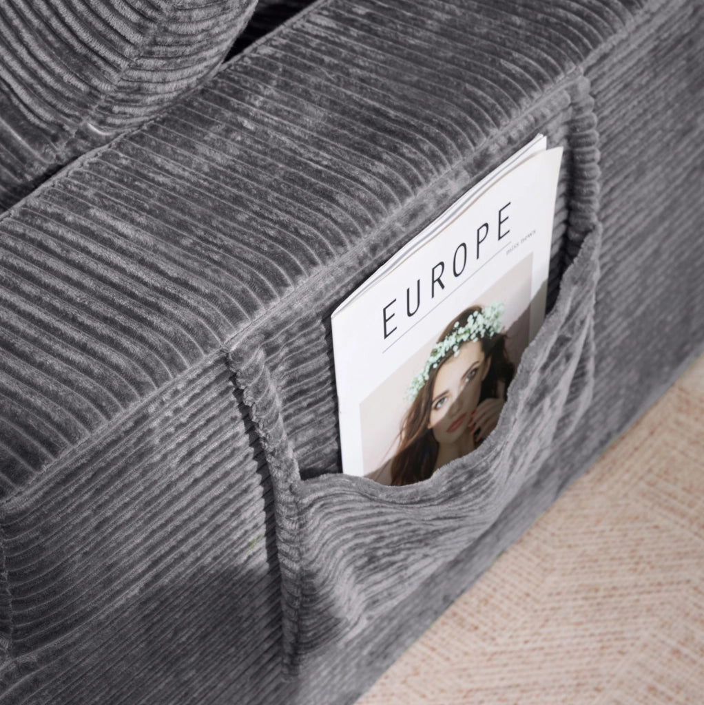 Divano compatto in corduroy con tasche laterali e cuscini; grigio scuro