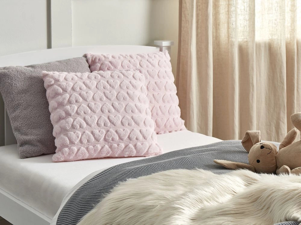 Set di 2 cuscini in tessuto rosa ricamati con motivo a cuoricini 45 x 45 cm morbida imbottitura