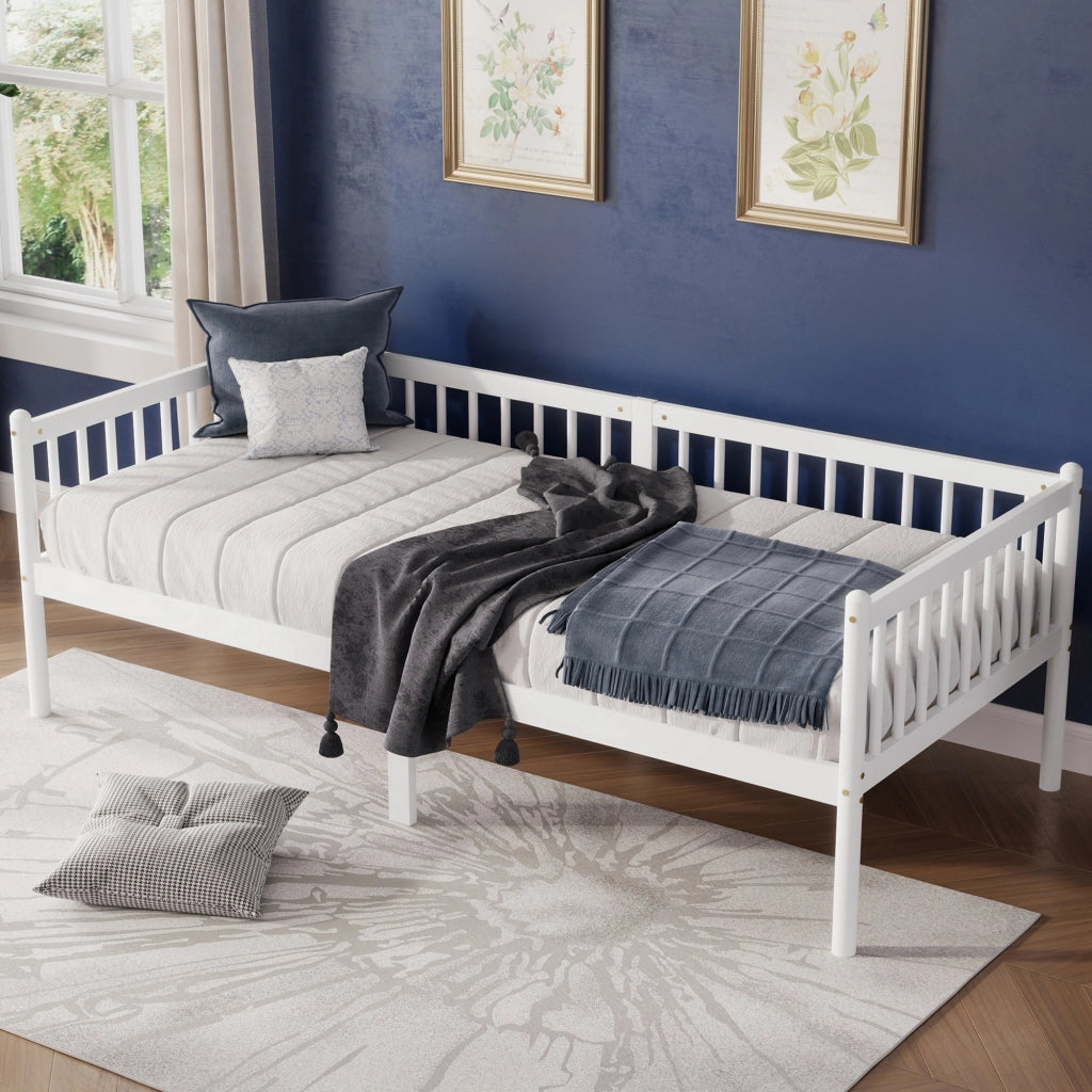 Letto da giorno 90 × 200 cm con sponde su tre lati; rete a 14 doghe e spazio sottoletto; in legno bianco