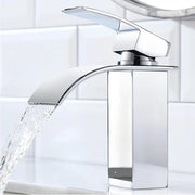 Wastafelkraan per bagno con acqua calda e fredda