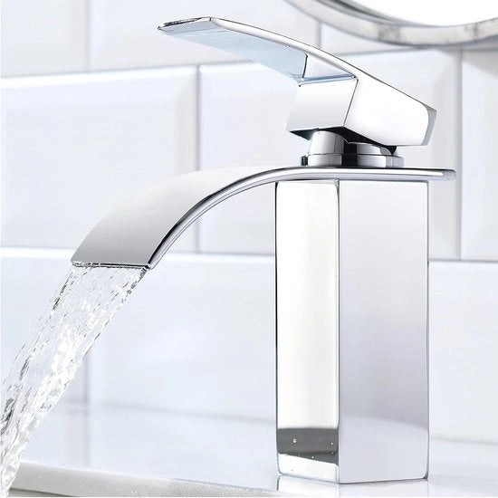 Wastafelkraan per bagno con acqua calda e fredda