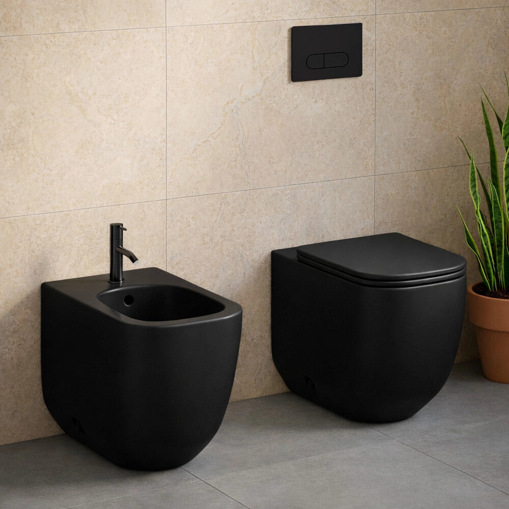 Wc filo muro nero opaco con scarico tornado e design arrotondato Kora