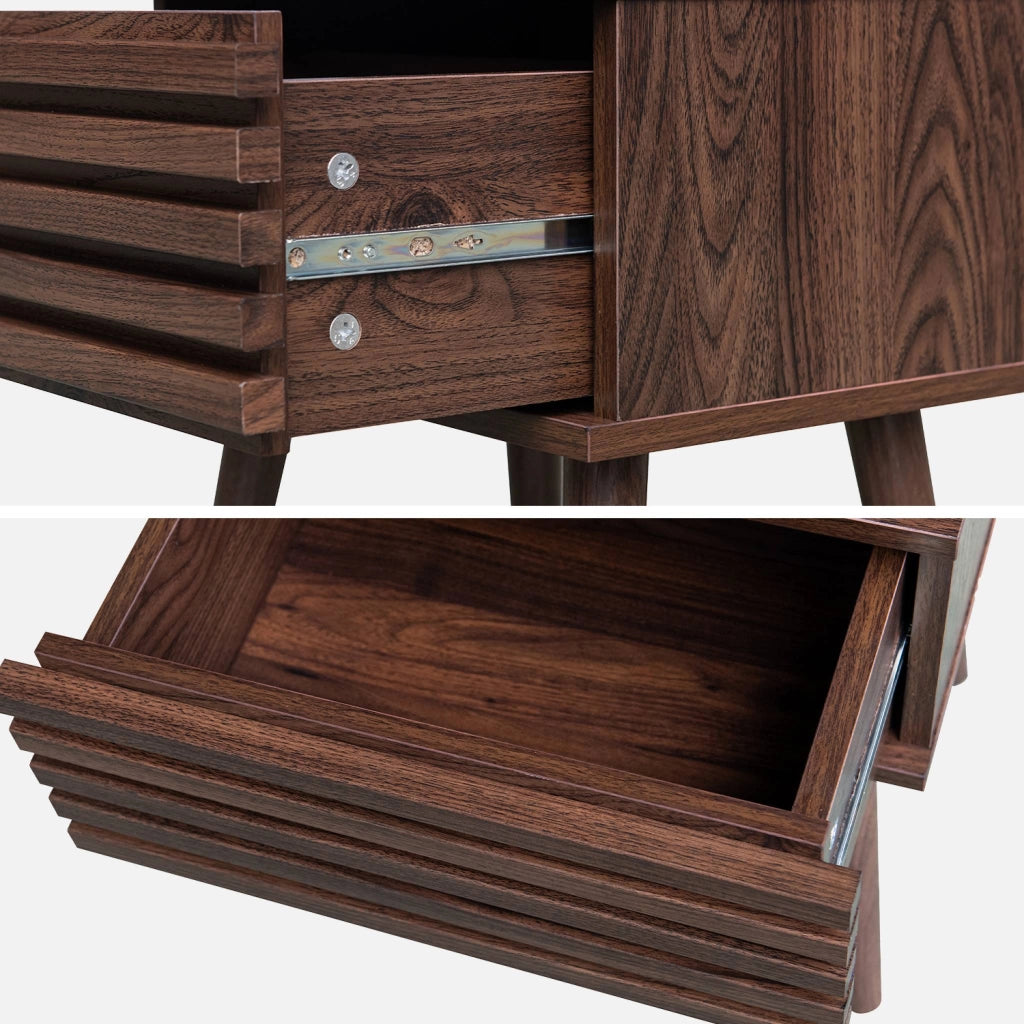 Comodino scandinavo con decori in legno scanalato, marrone