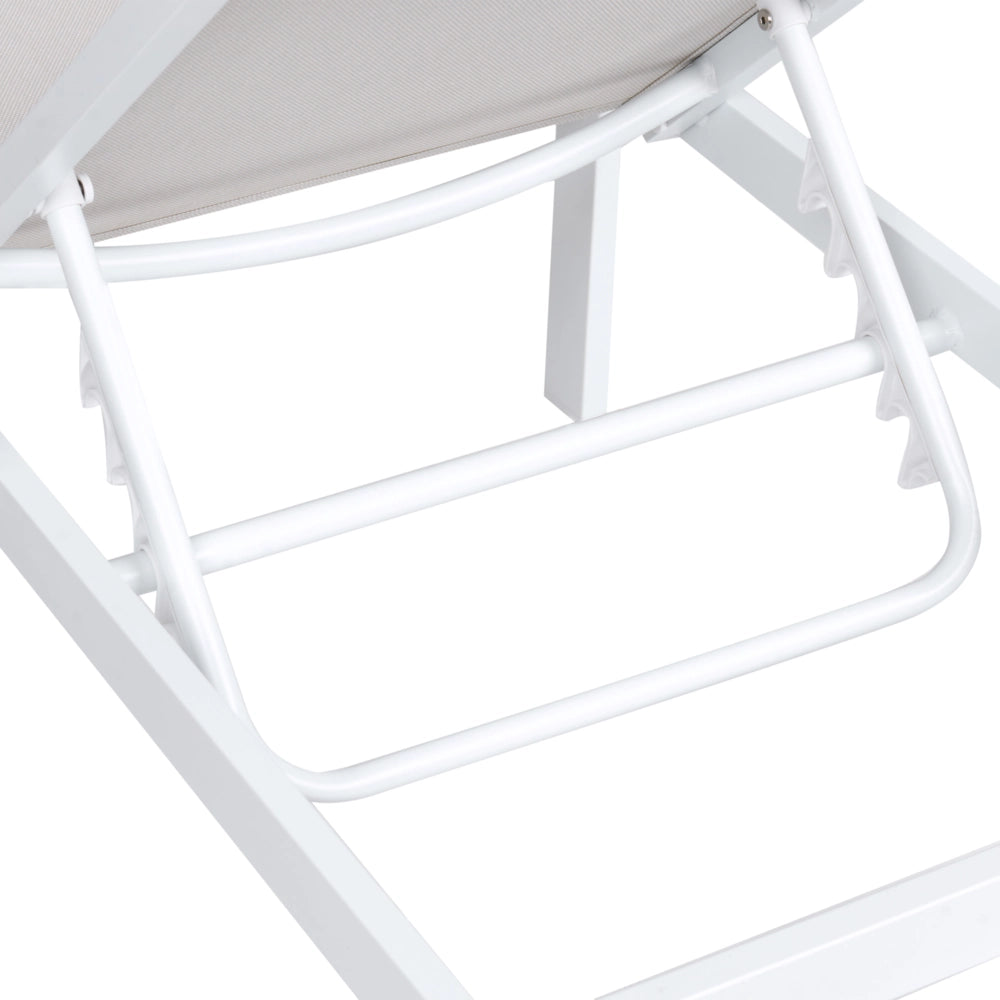 Lettino prendisole beige in alluminio con cuscino in tessuto, ruote e schienale regolabile