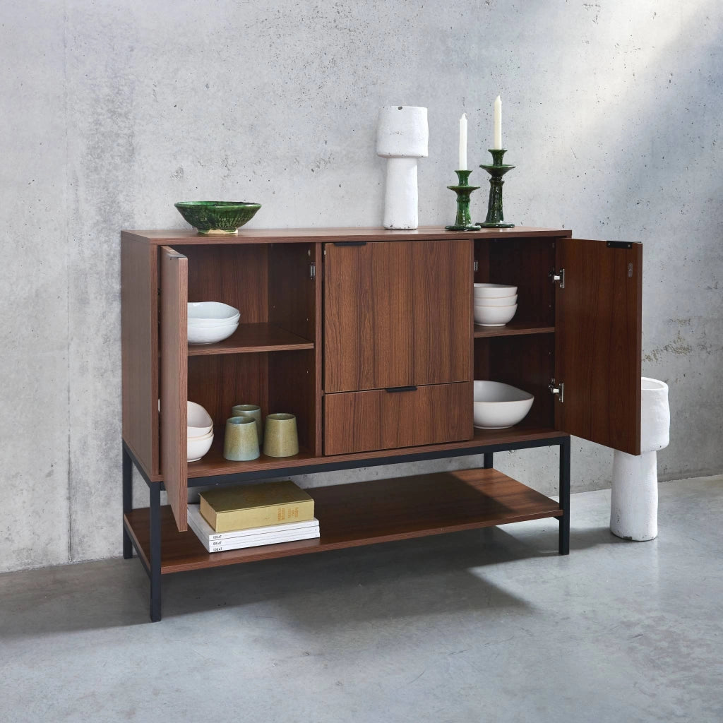 Credenza effetto legno tinto noce e metallo a 3 ante, 110cm, noce