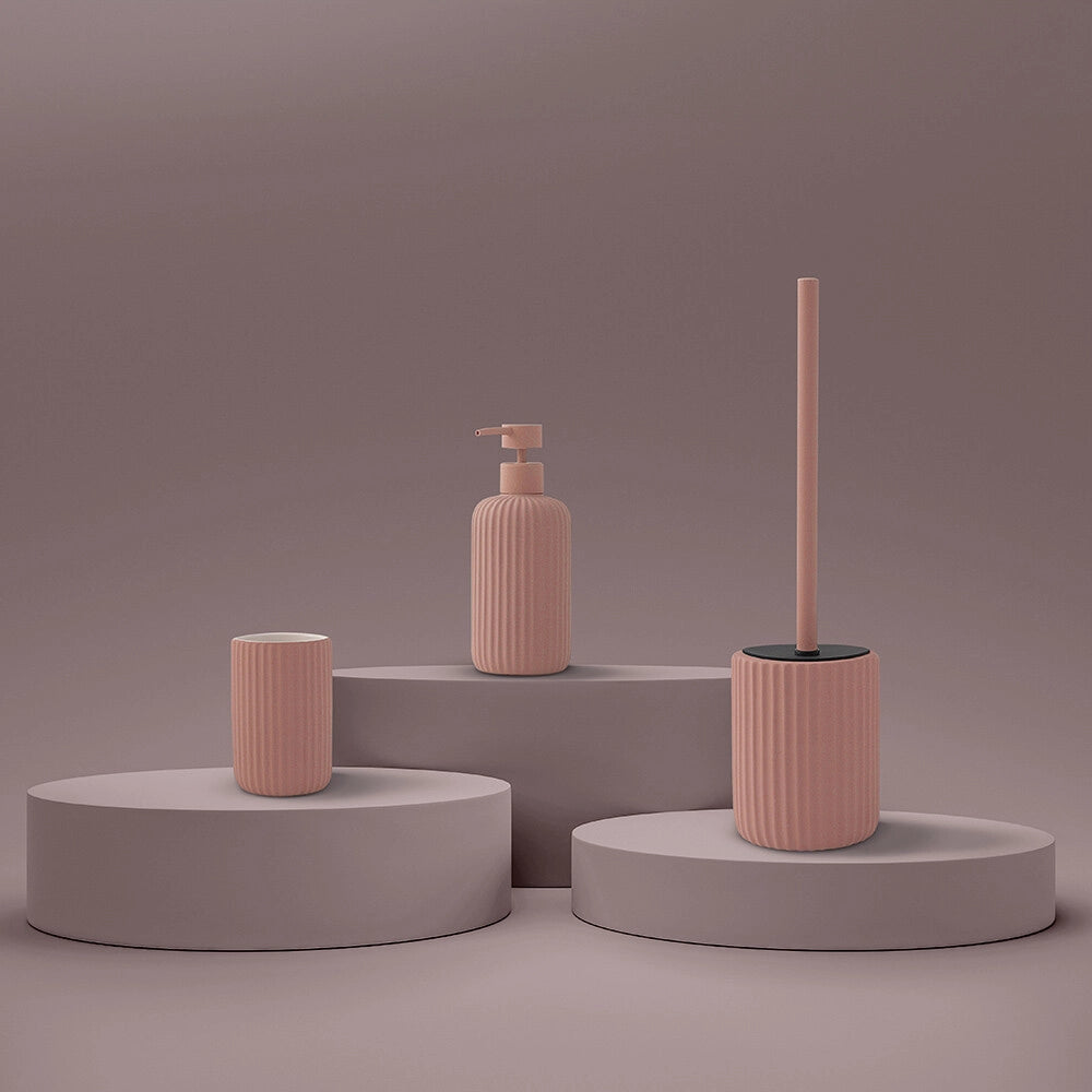 Set accessori bagno in ceramica rosa con dispenser sapone e due portaspazzolini Spring