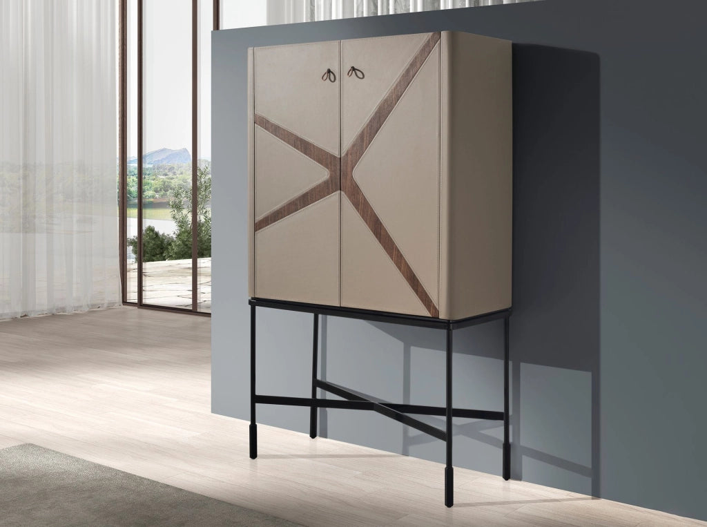 Credenza alta in similpelle, noce e acciaio nero