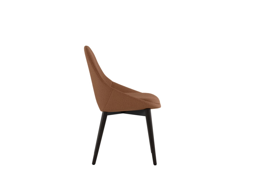 Sedia da pranzo Astrid con struttura in massello di noce e seduta imbottita in tessuto ruggine - Design contemporaneo ed elegante