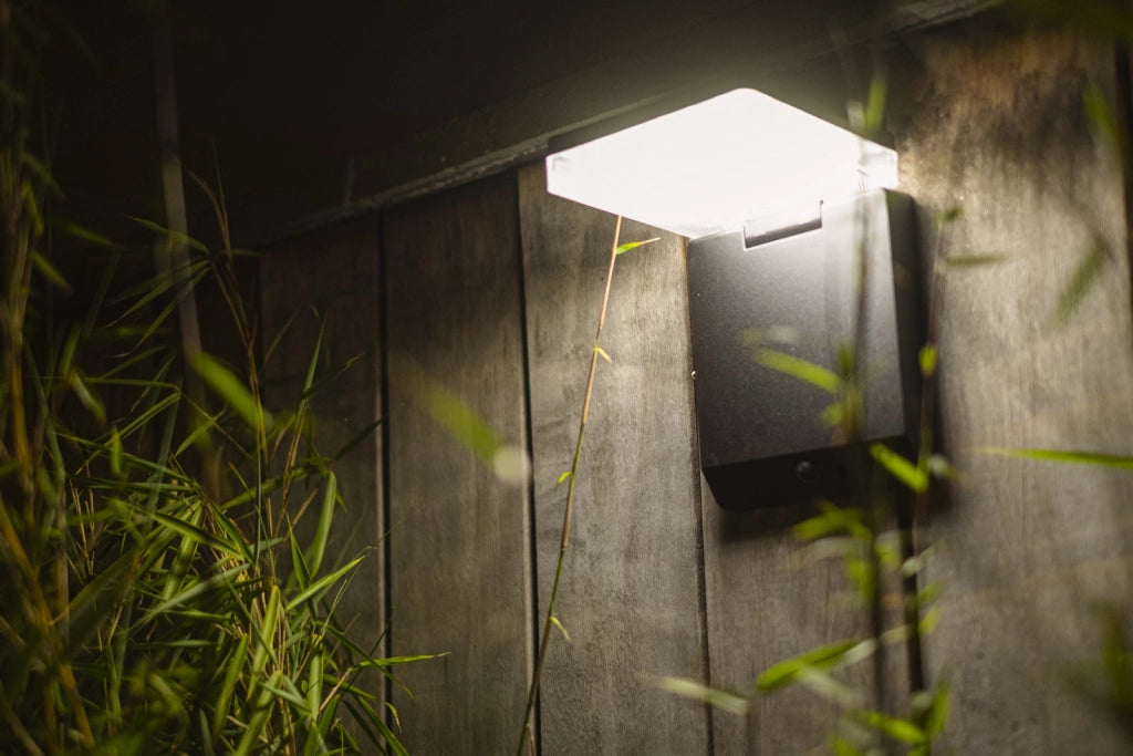 Applique esterno LED solare MOZE Lutec nera sensori