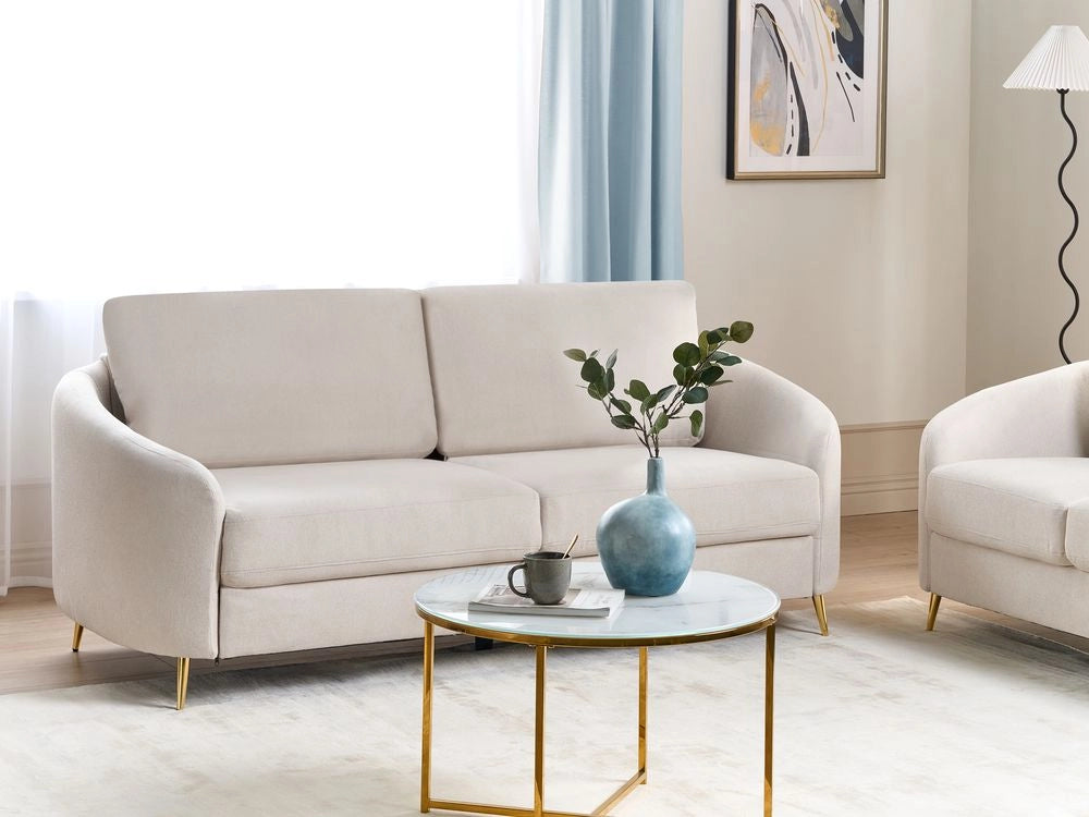Divano 3 posti in tessuto beige chiaro con piedi dorati curve morbide stile glamour elegante soggiorno