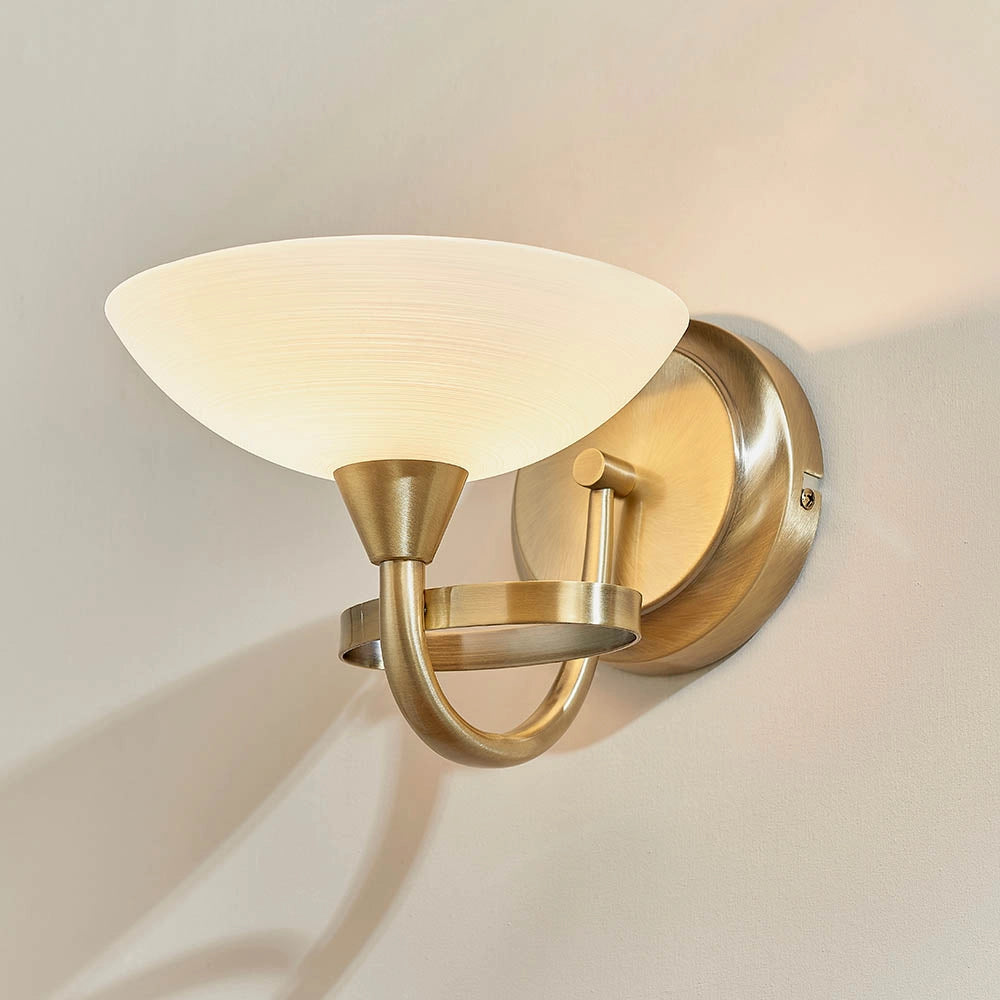 Applique Cagney Endon ottone anticato vetro bianco G9