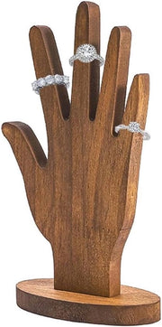 Presentazione di gioielli a forma di mano in legno.
