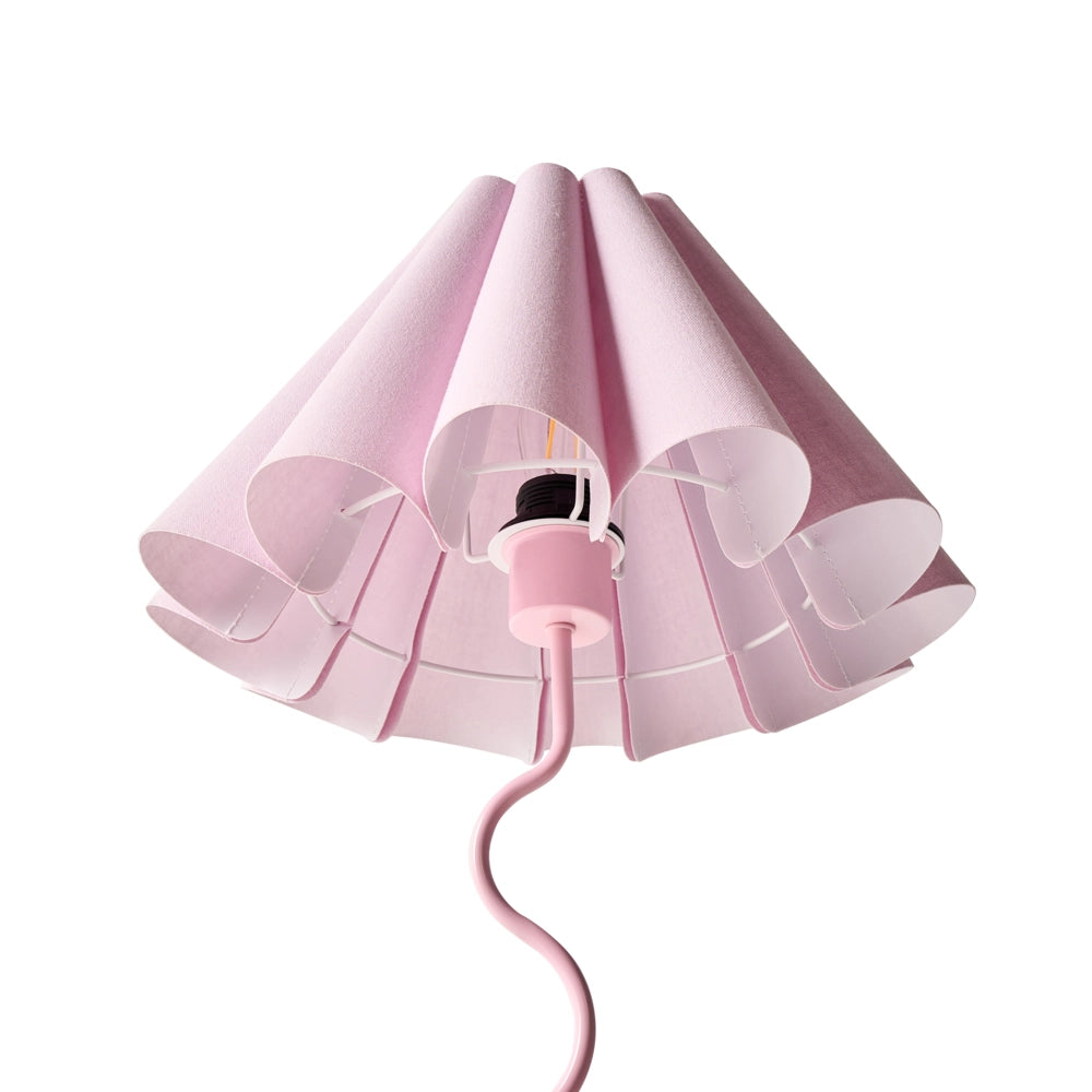 Lampada da tavolo moderna decorativa con base in metallo ondulata e paralume a campana in tessuto rosa