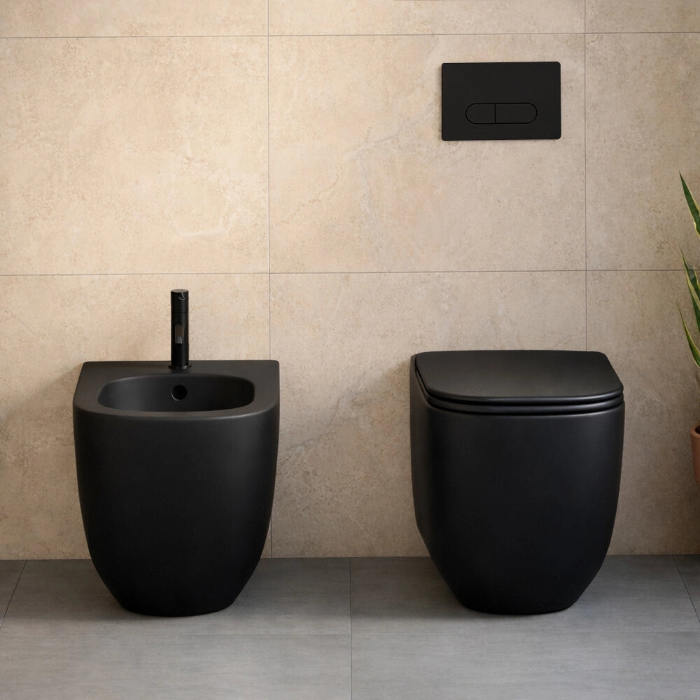 Wc filo muro nero opaco con scarico tornado e design arrotondato Kora