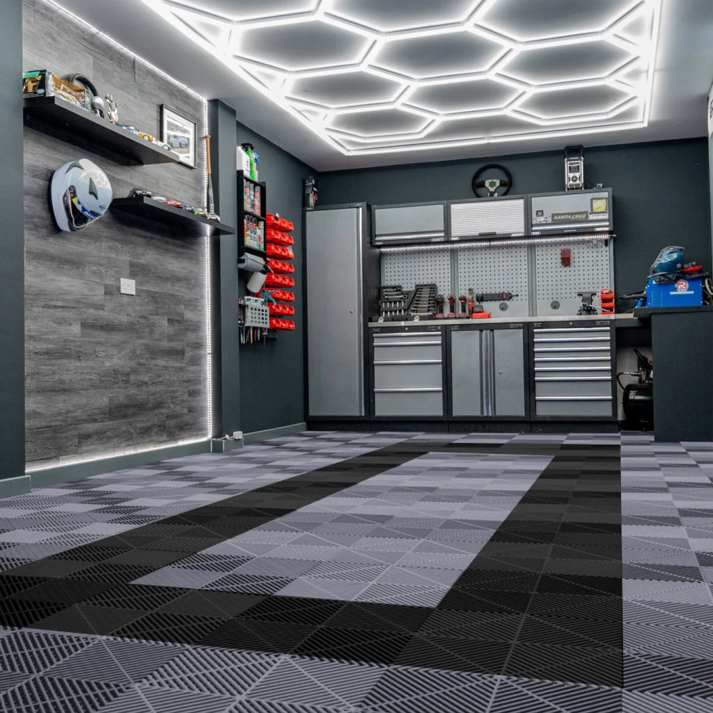 Piastrelle ventilate grigie e nere 3,2m x 6m per garage e officine, antiscivolo.