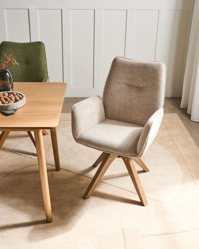 Sedia da pranzo girevole con schienale alto in lino beige stile scandinavo