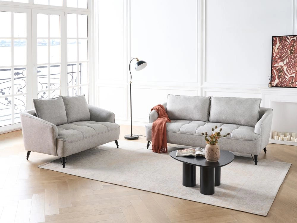 Set di divani a 2 e 3 posti in tessuto grigio chiaro con cuscini aggiuntivi stile moderno