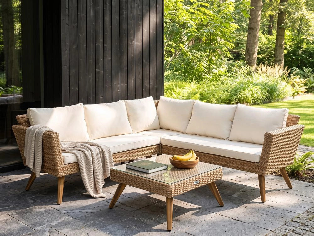 Set da Giardino in Rattan PE con Divano ad Angolo 6 Posti Tavolino e Cuscini Bianco Sporco Stile Country