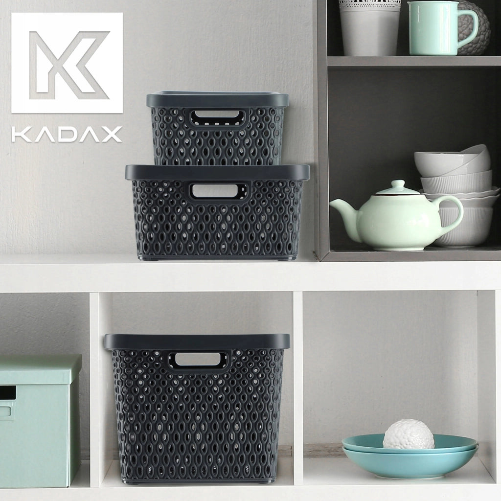 Set di 3 cestini in plastica KADAX con coperchio, colore grigio.