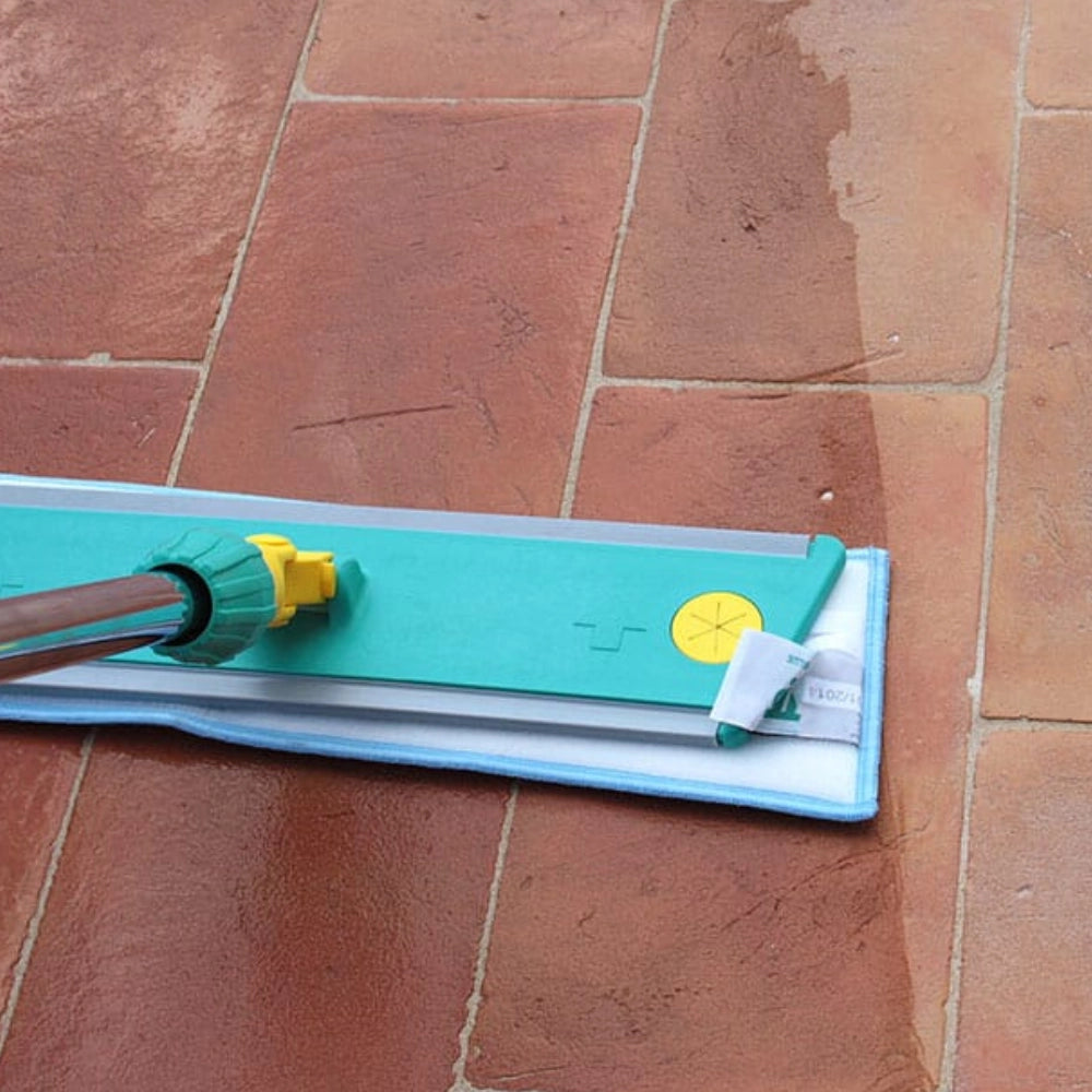 Trattamento antimacchia finitura effetto lucido dei pavimenti cr7 lux da 1 litro