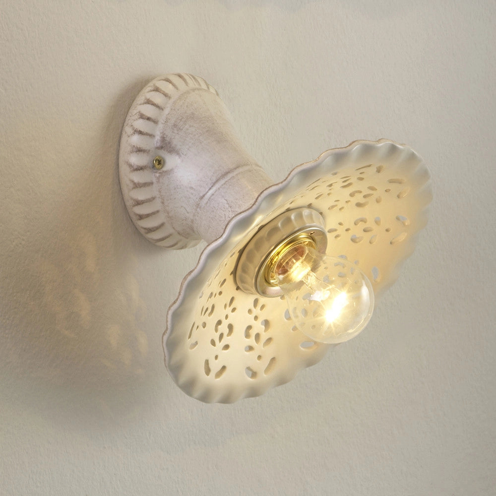MERLETTO MATT Applique con Base Obliqua e Paralume Ceramica Anticata Ø21
