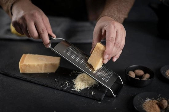 Grattugia multifunzionale per uso quotidiano in cucina