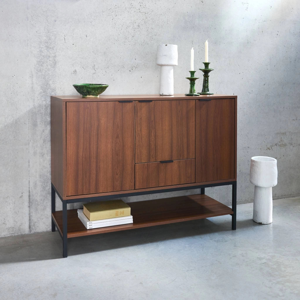 Credenza effetto legno tinto noce e metallo a 3 ante, 110cm, noce