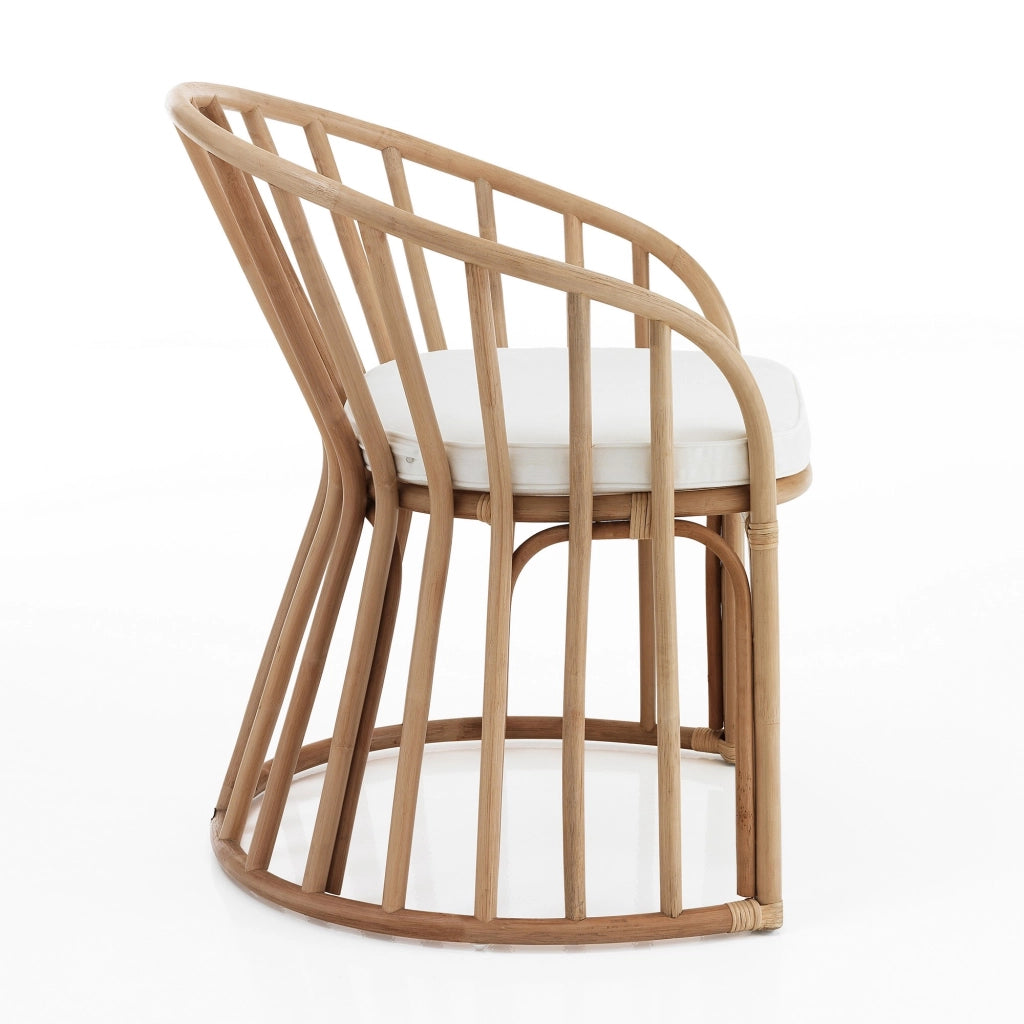 Poltroncina in rattan beige con cuscino