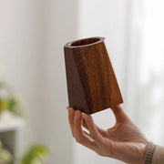 Organizzatore in legno massello per penne e matite, ideale per ufficio, casa o studio.