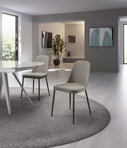 Sedia da pranzo Tamara con struttura in polipropilene e rivestimento in tessuto grigio chiaro, gambe in metallo nero - Stile moderno