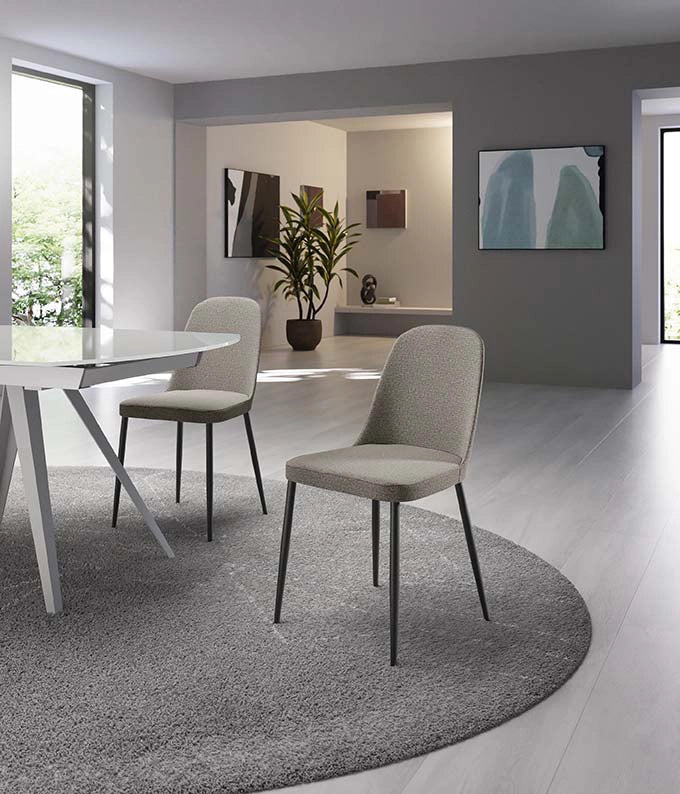 Sedia da pranzo Tamara con struttura in polipropilene e rivestimento in tessuto grigio chiaro, gambe in metallo nero - Stile moderno