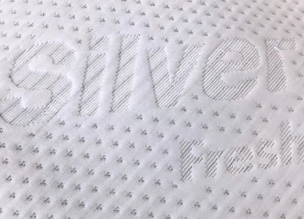 Coprimaterasso Con Angoli Elasticizzati Modello Silver Fresh - 1 Piazza E Mezza - Silver