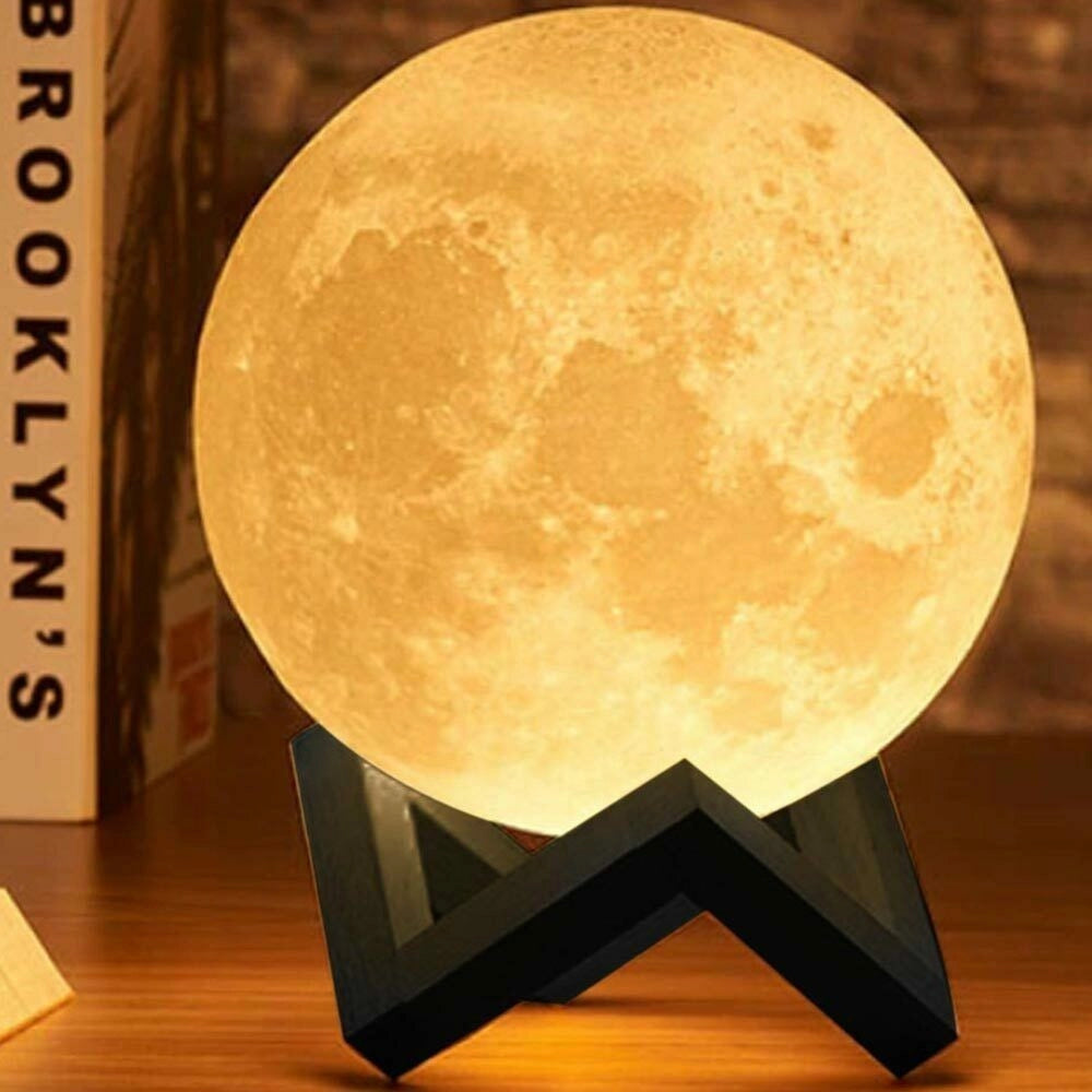 Trade Shop - Lampada Da Tavolo Luna 18cm Luce Led 3 Colori Moon Lamp A Batteria Con Supporto -