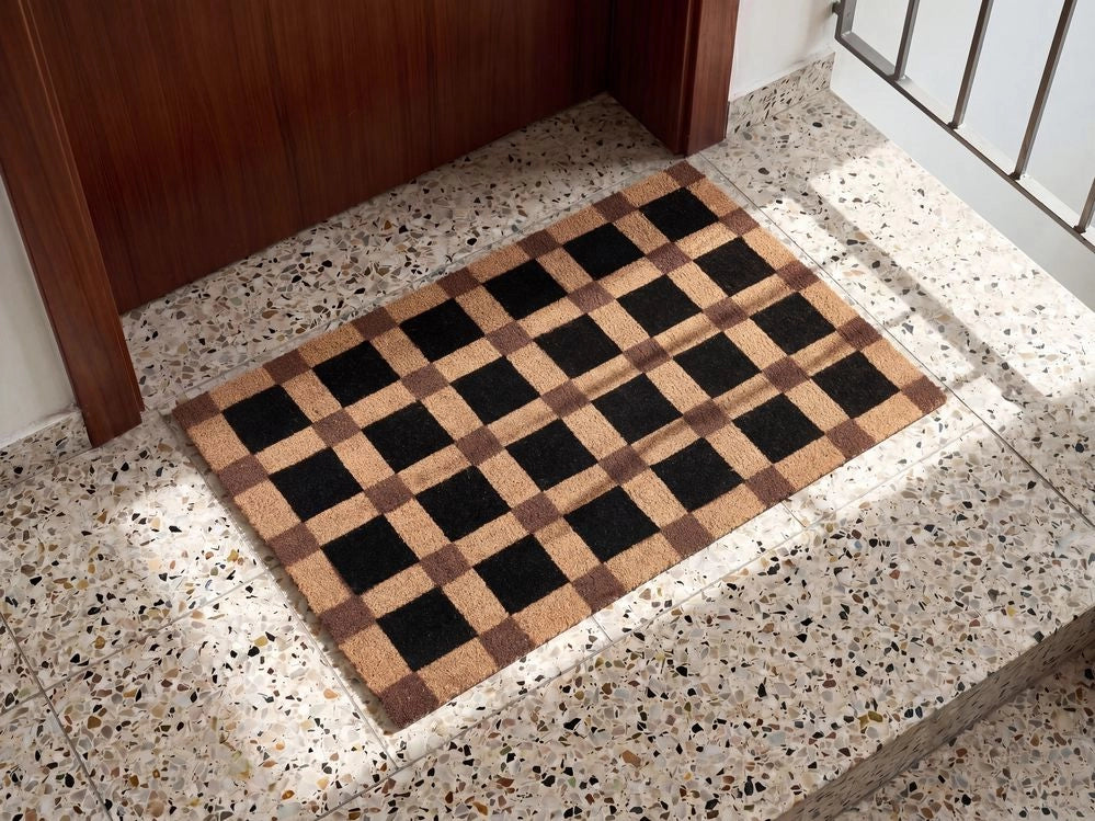 Zerbino in fibra di cocco beige e nero con fondo antiscivolo, 60 x 90 cm. Zerbino decorativo antiscivolo con motivo a quadri