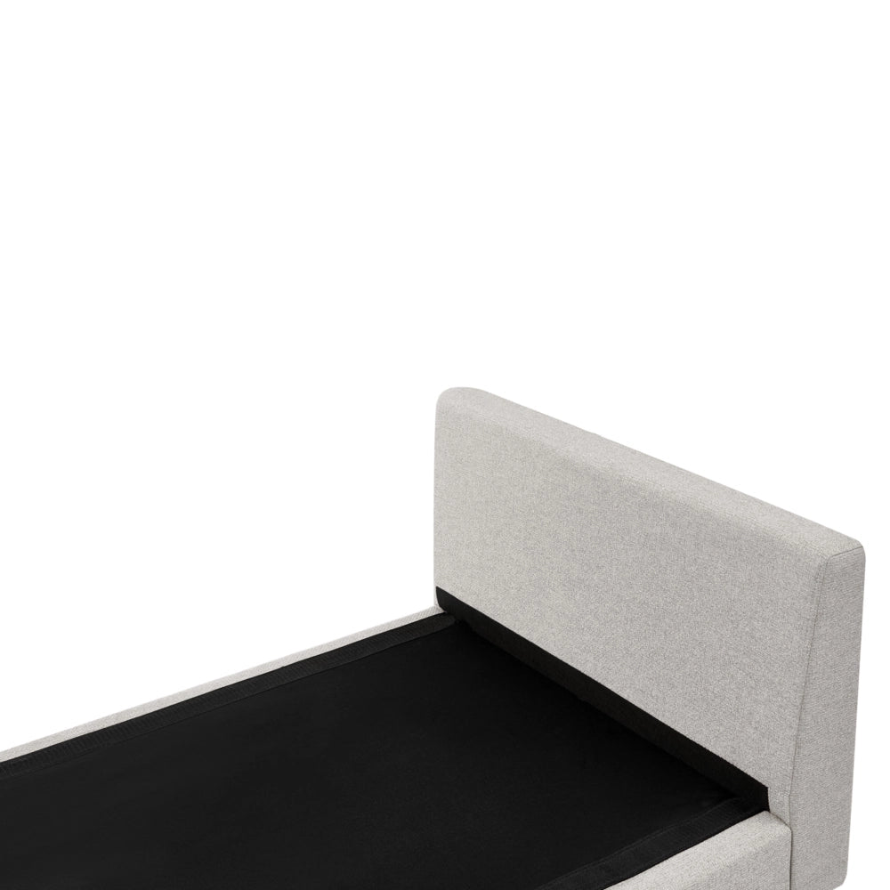Chaise longue in tessuto grigio chiaro imbottita con cuscini gambe in acciaio in stile scandinavo