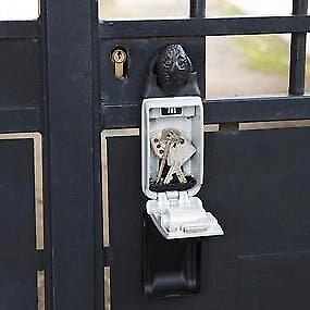 Master Lock 5420EURD Cassetta di Sicurezza con Combinazione a 4 Cifre Grillo Regolabile per Porte Recinzioni e Cancelli colore Nero
