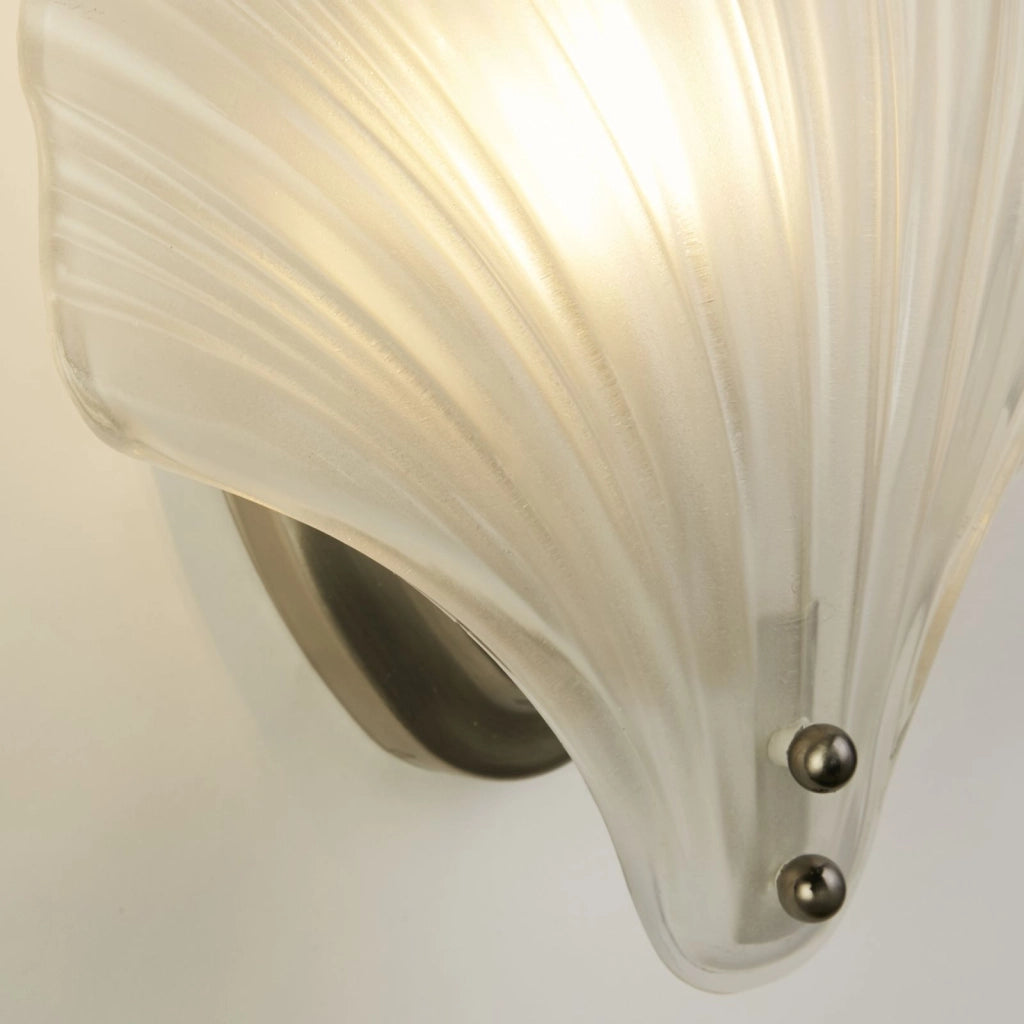 Applique Shell 1Lt, metallo argento satinato e vetro smerigliato IP44