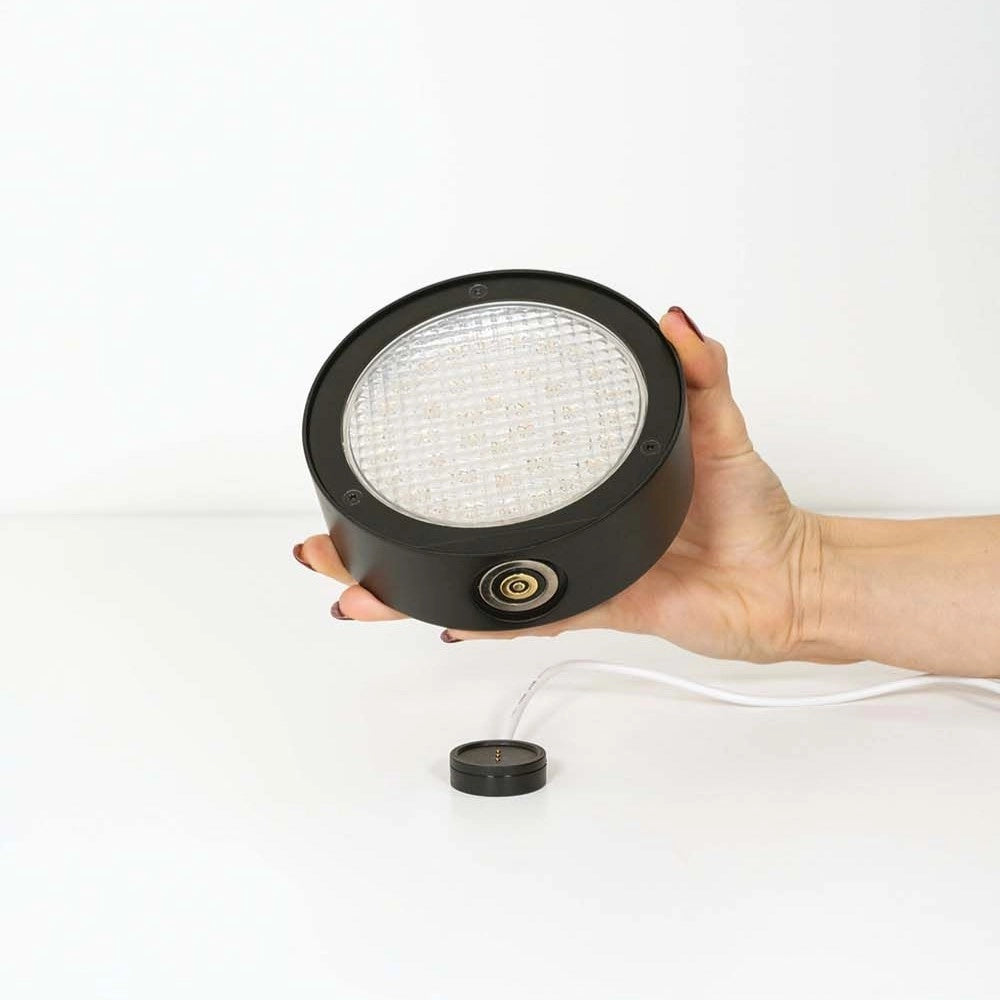 Zafferano Super O Lampada a led da parete con braccio Nera ricaricabile e dimmerabile