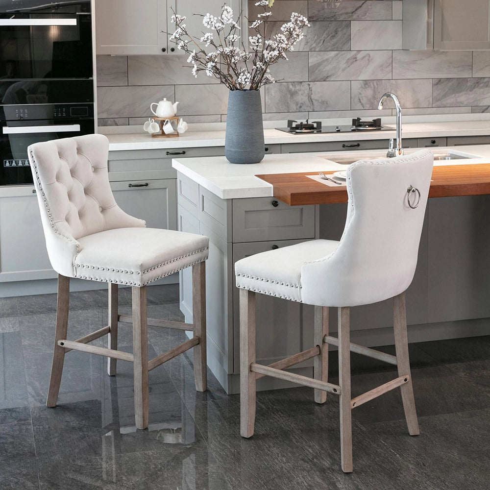 Set 2 sgabelli bar - Xylo - velluto beige gambe legno con borchie
